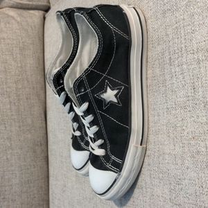 COPY - Converse one star black and white low tops size 8 in very good used cond…